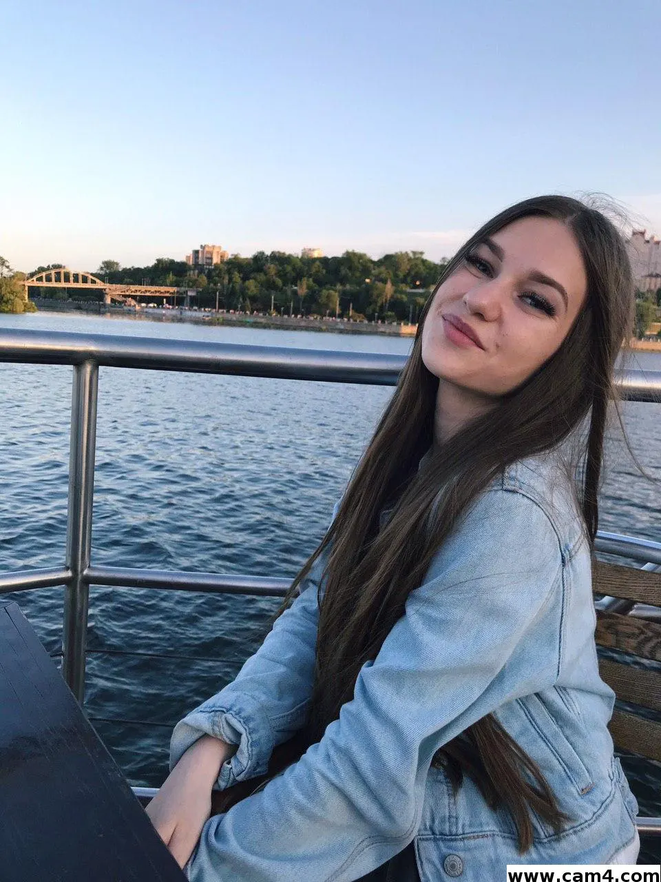 JuliStarr image 0