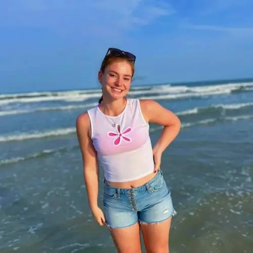 lauraaxy image 0